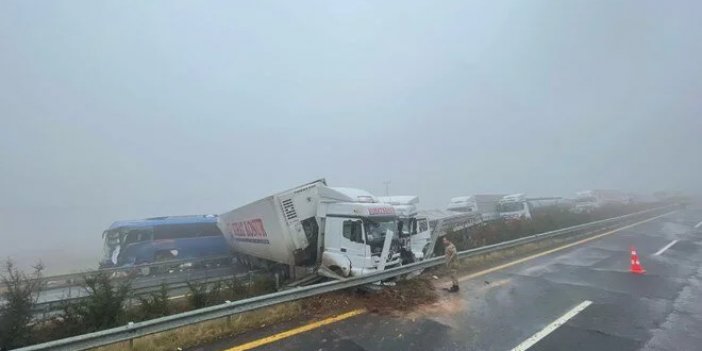 Yolcu otobüsü ile 2 TIR çarpıştı: Ölü ve yaralılar var