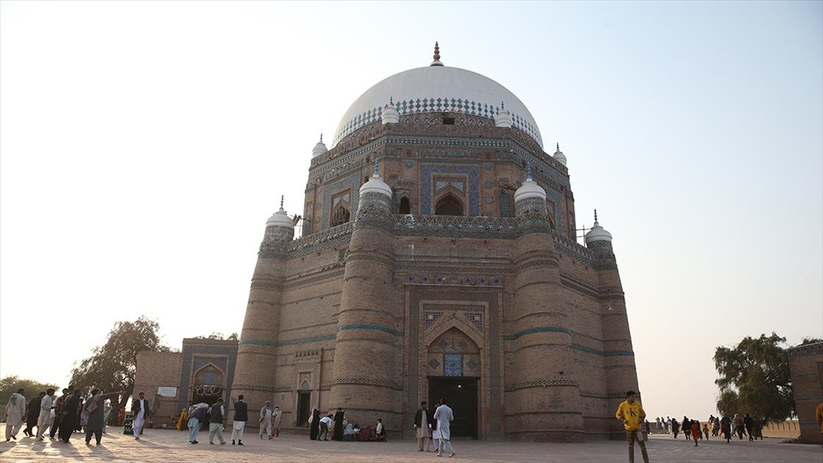 Pakistan'daki Şah Rükn-i Alem Türbesi, Asırlara Meydana Okuyor