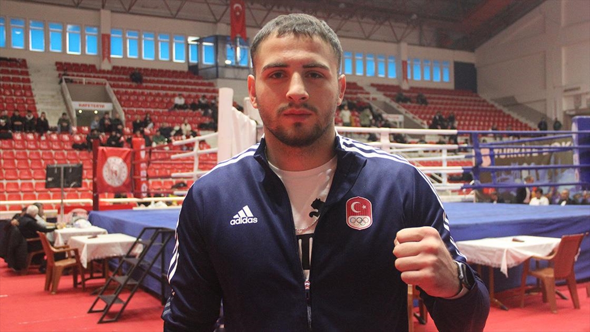 Milli Boksör Berat Acar'ın Hedefi Paris 2024 Olimpiyatları'nda Altın Madalya