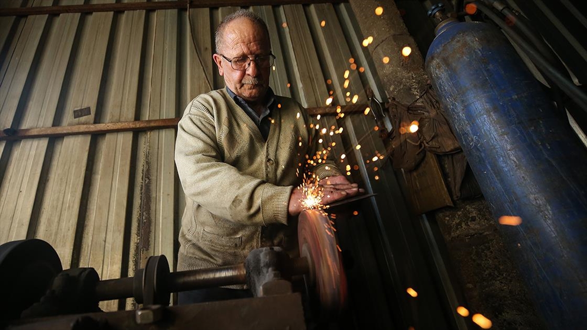 Baba Yadigarı Mesleğinde 45 Yıldır Demire Şekil Veriyor