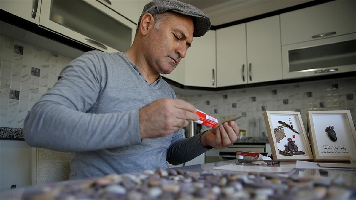 Görsel Sanatlar Öğretmeni Sahilden Topladığı Çakıl Taşlarını Sanat Eserine Dönüştürüyor