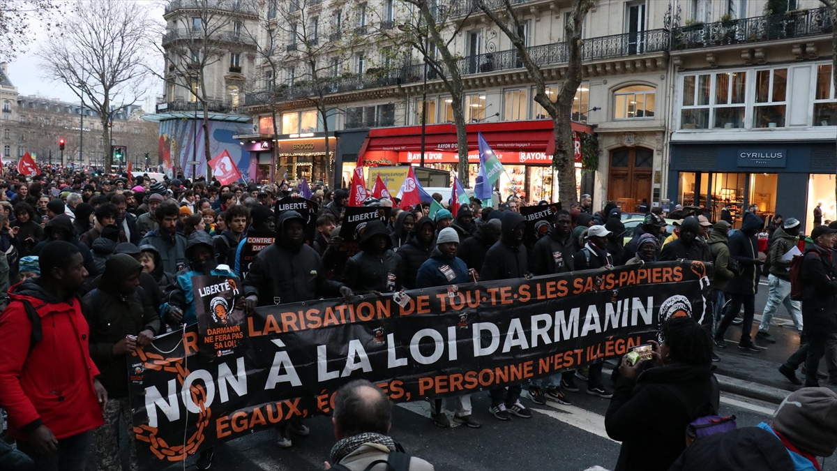 Fransa'da Tartışmalı Göç Tasarısına Karşı Çıkanlar Sokağa İndi