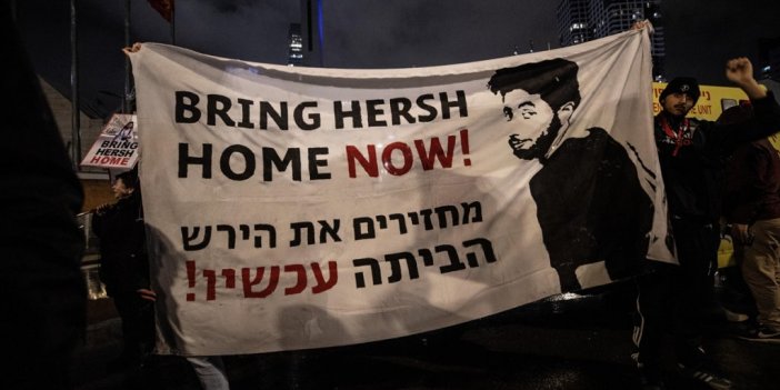 İsrailli Esirlerin Yakınları "esir Takası Anlaşması" Talebiyle Tel Aviv'de Gösteri Düzenledi