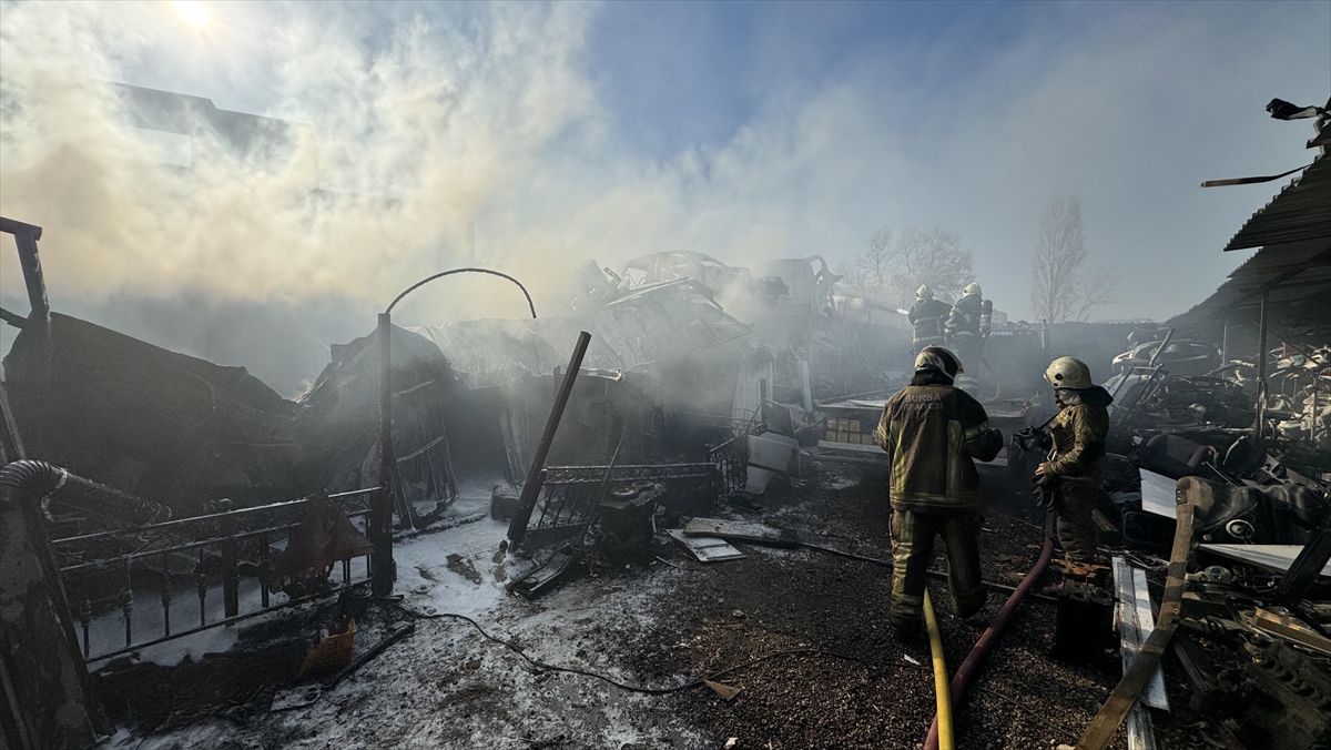 Bursa'da Yedek Parça Satılan İş Yerinde Çıkan Yangın Söndürüldü
