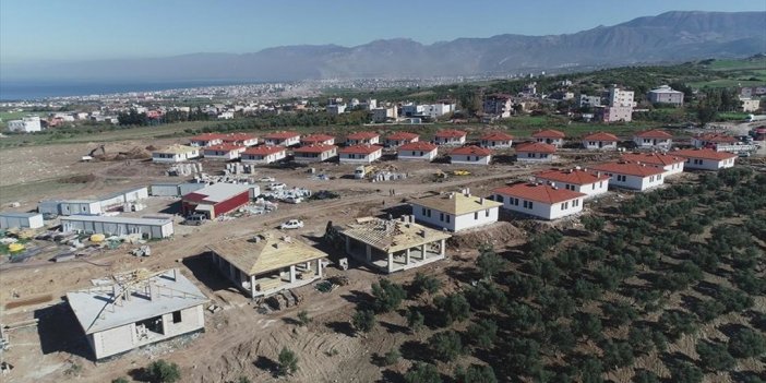 Hatay'ın 13 İlçesinde 2 Bin 355 Köy Tipi Afet Konutunun İnşası Sürüyor