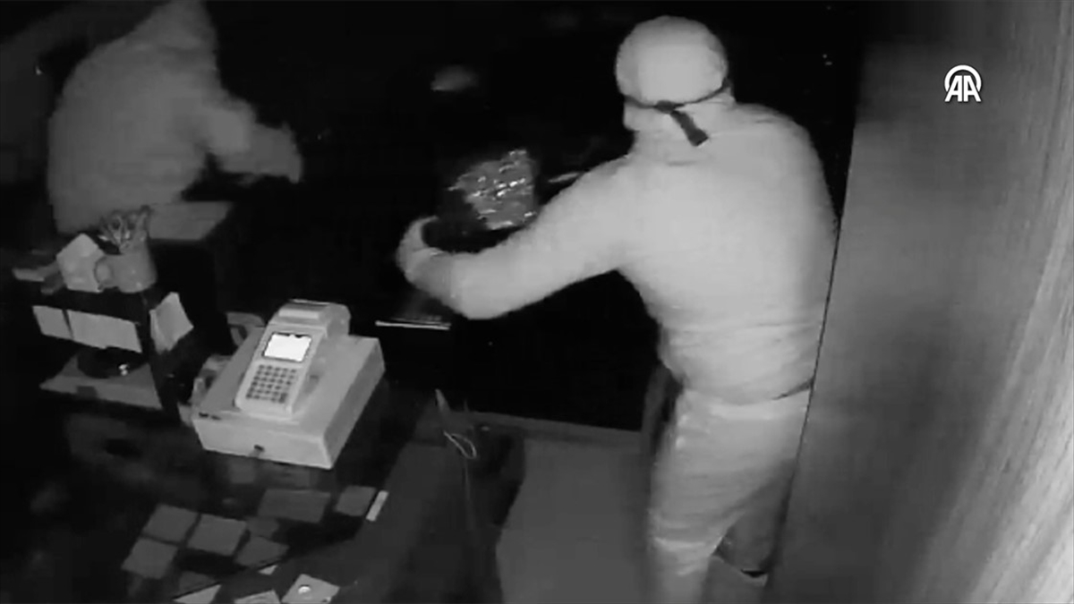 Büyükçekmece'de Hırsızlar Kuyumcudan 2 Dakikada Yaklaşık 12 Milyon Liralık Altın Çaldı