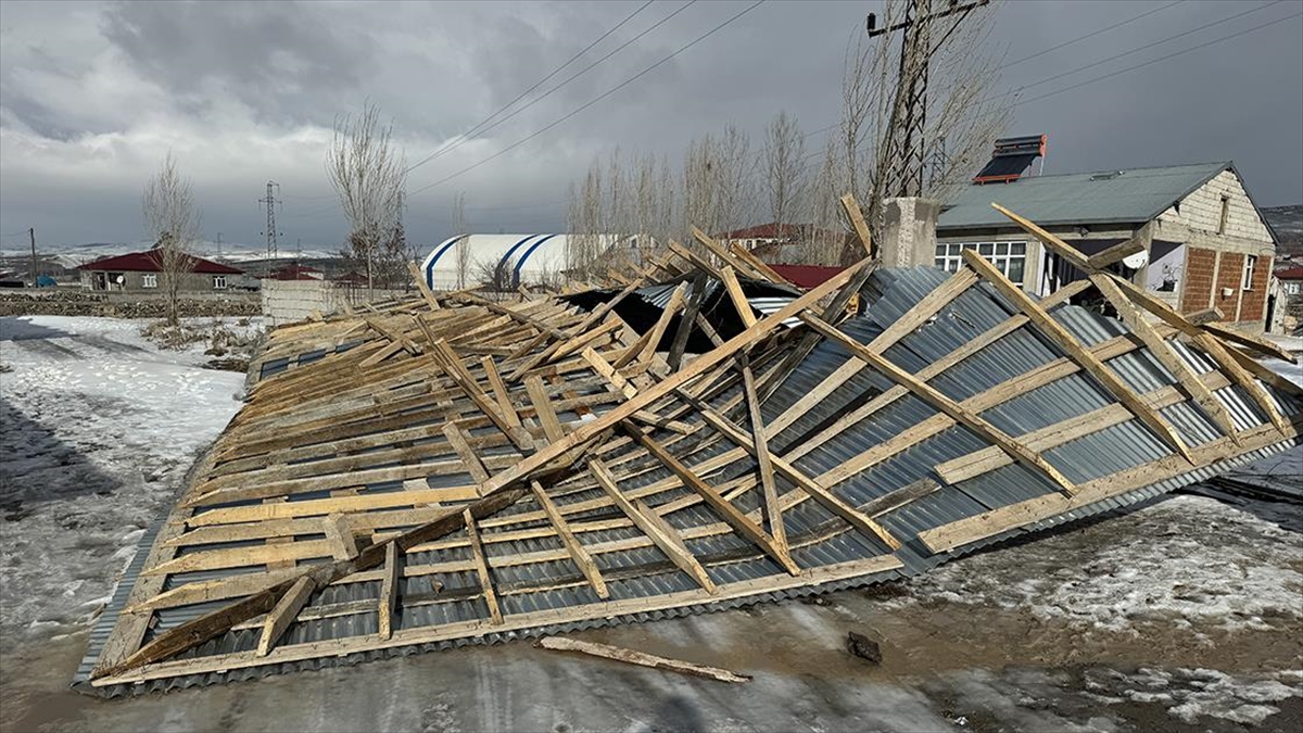 Ağrı'da Kuvvetli Fırtına Trafo Binasının Çatısını Uçurdu