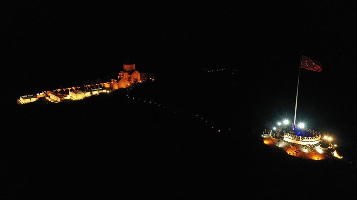 Van Gölü'ndeki Akdamar Adası Işıklandırıldı