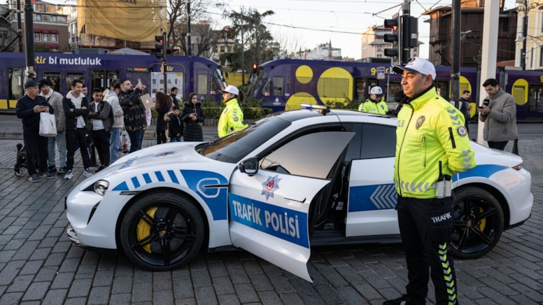 Polisten 'mafya otomobilleri' sergisi