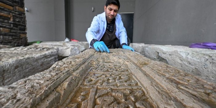 Van Gölü'nden Çıkarılan Yosun Tutmuş Selçuklu Şahideleri Özenle Temizleniyor