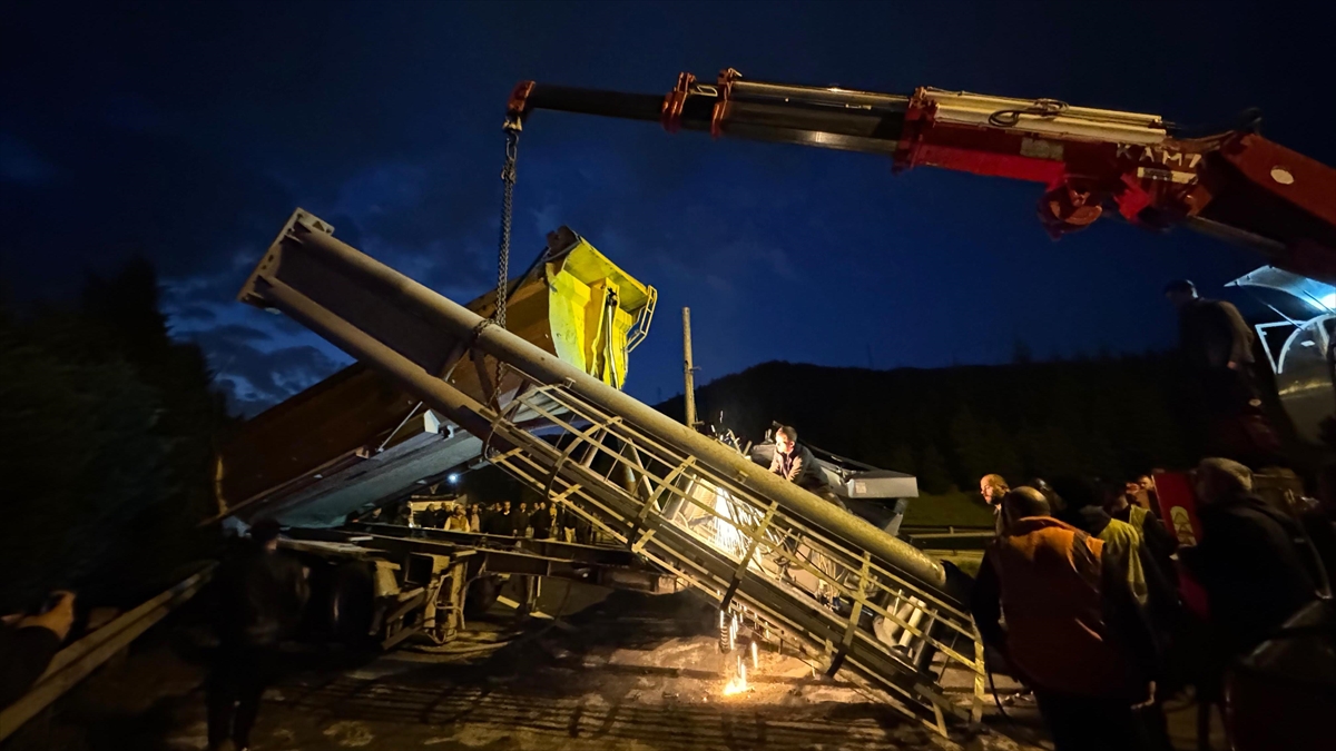 Anadolu Otoyolu'nda Tır Damperi Tabelaya Çarptı, Ankara Yönü Ulaşıma Kapandı