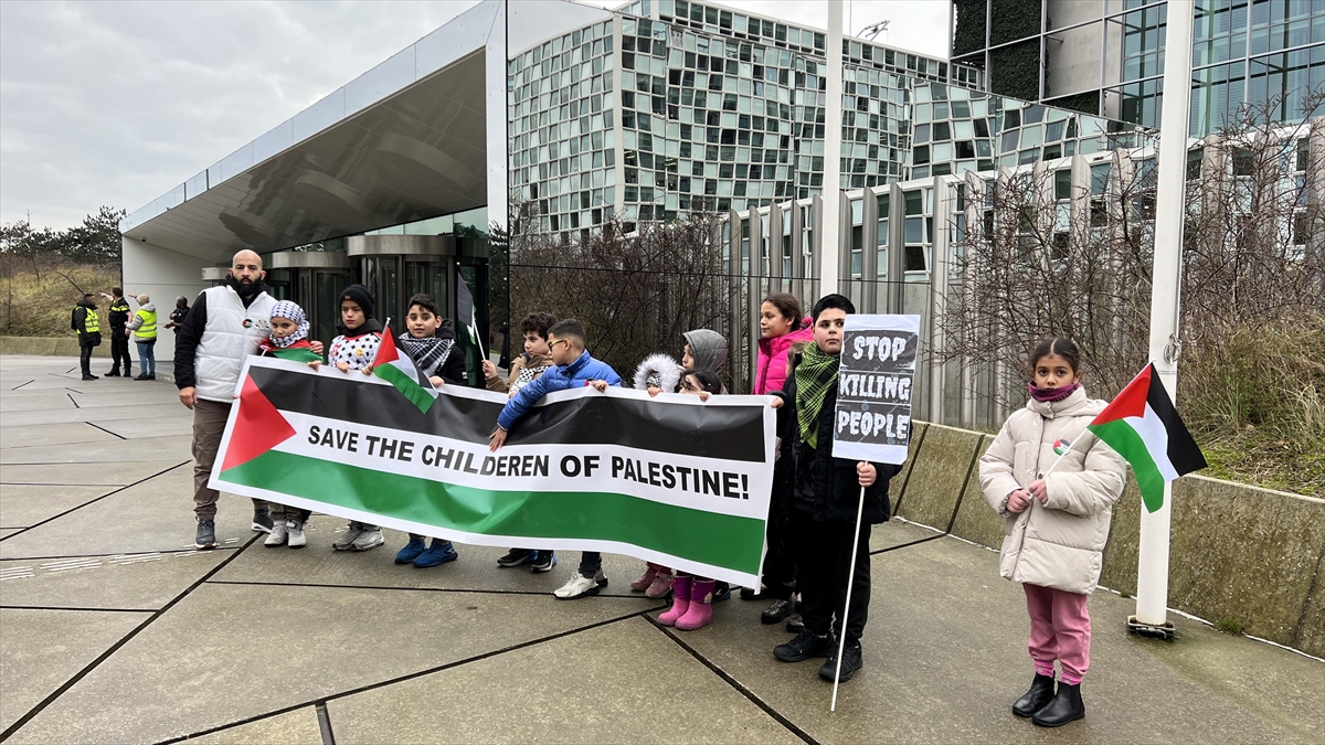 Hollanda'da Çocuklar Filistin'e Destek İçin Uluslararası Ceza Mahkemesine Yürüdü