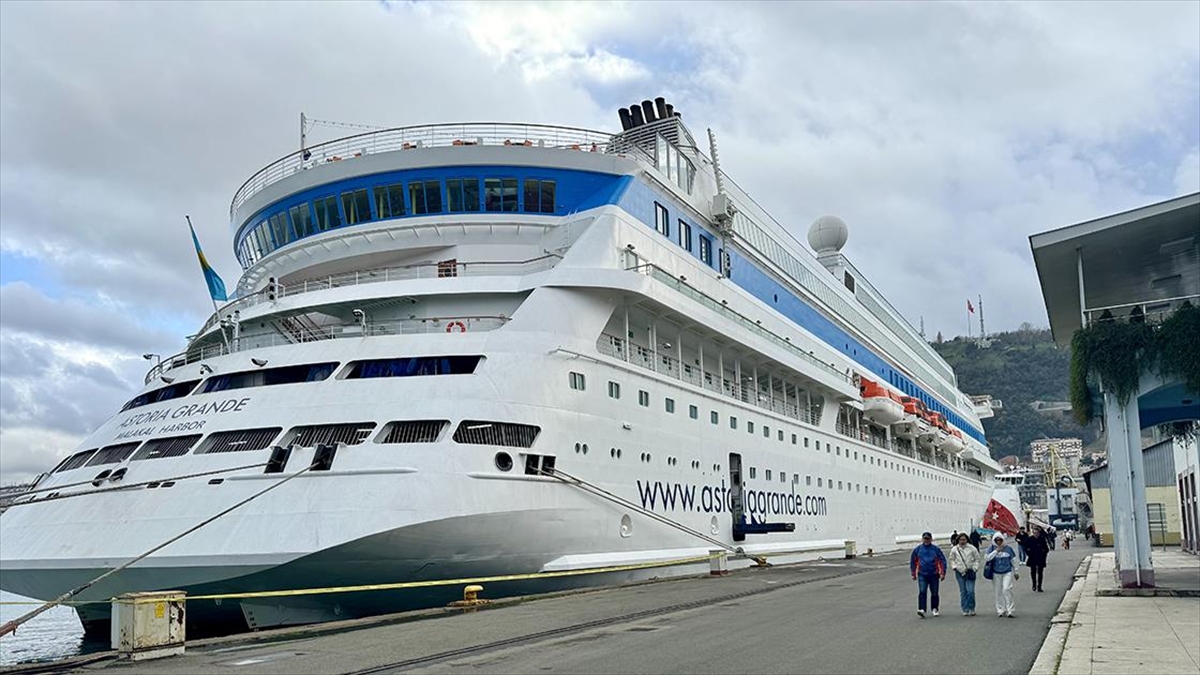 "astoria Grande" Kruvaziyeri Trabzon Limanı'na Demir Attı