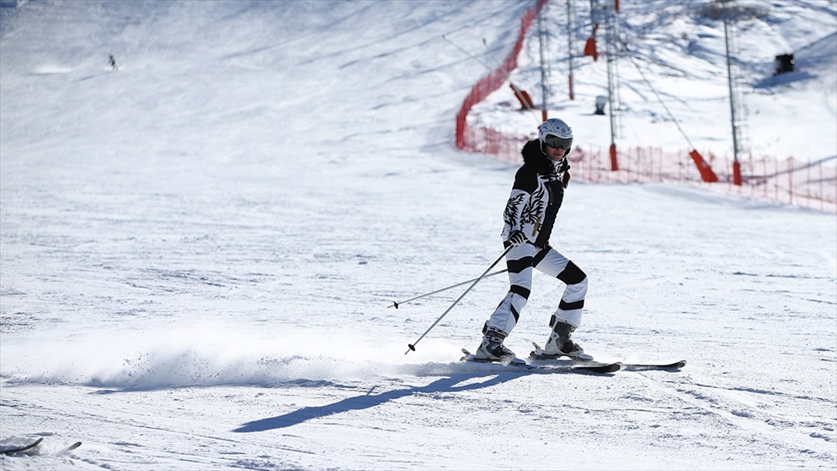 Kayak Merkezlerinde En Fazla Kar Kalınlığı 143 Santimetreyle Palandöken'de Ölçüldü