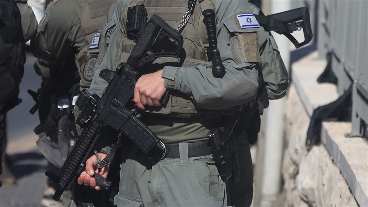 İsrailli Savaş Ve İşgal Karşıtı Aktivist, İsrail Polisinin Taciz Ve Hakaretlerine Maruz Kalmış