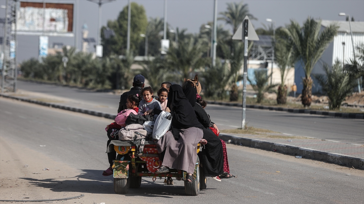 Bm, İsrail Saldırıları Nedeniyle 100 Bin Kişinin Mısır Sınırındaki Refah'a Gitmek Zorunda Kaldığını Bildirdi