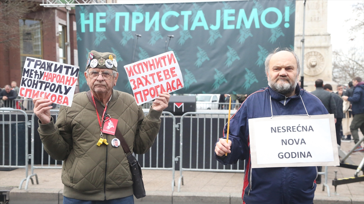 Sırbistan'da Seçim Sonuçlarına İtiraz Eden Binlerce Kişi Belgrad'da Toplandı