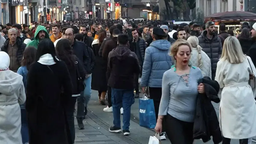 Yılbaşı öncesi Taksim'de hareketlilik başladı