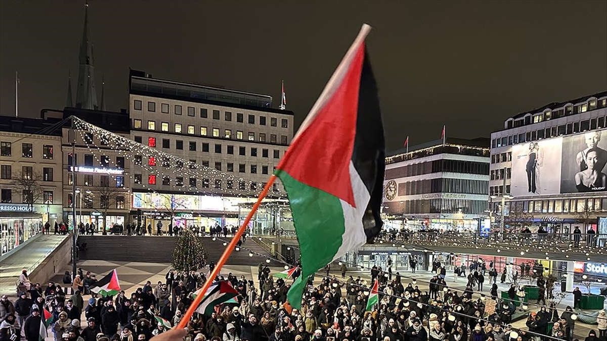 İsveç'te Yılbaşı Kutlamasını İptal Eden Yüzlerce Kişi Gazze'ye Destek Gösterisi Düzenledi