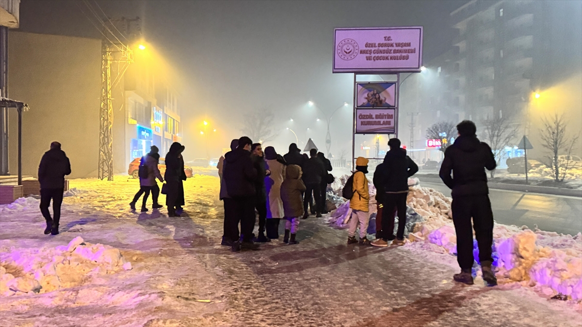 Hakkari'deki Depremlerde 28 Ev Ve 1 Ahırda Çatlaklar Tespit Edildi