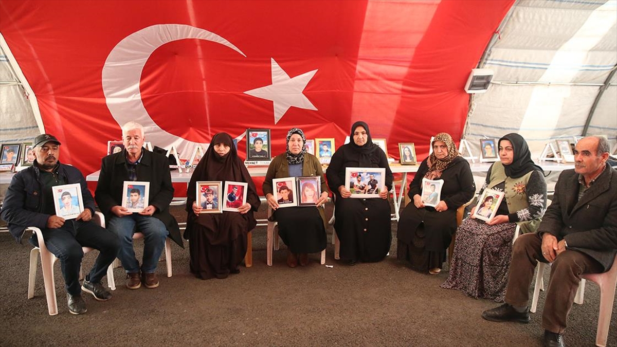 Diyarbakır Anneleri Yeni Yılın İlk Gününde De Evlatları İçin Nöbette