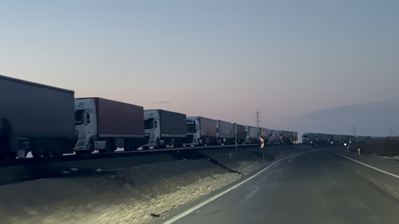 Türkiye sınırında 13 kilometrelik kuyruk oluştu