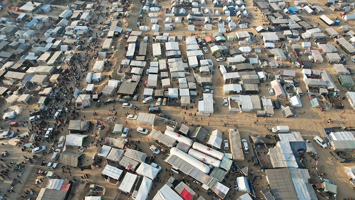 İsrail Saldırıları Nedeniyle Yerinden Olan Gazzelilerin Sığındığı Çadır Kenti Görüntülendi