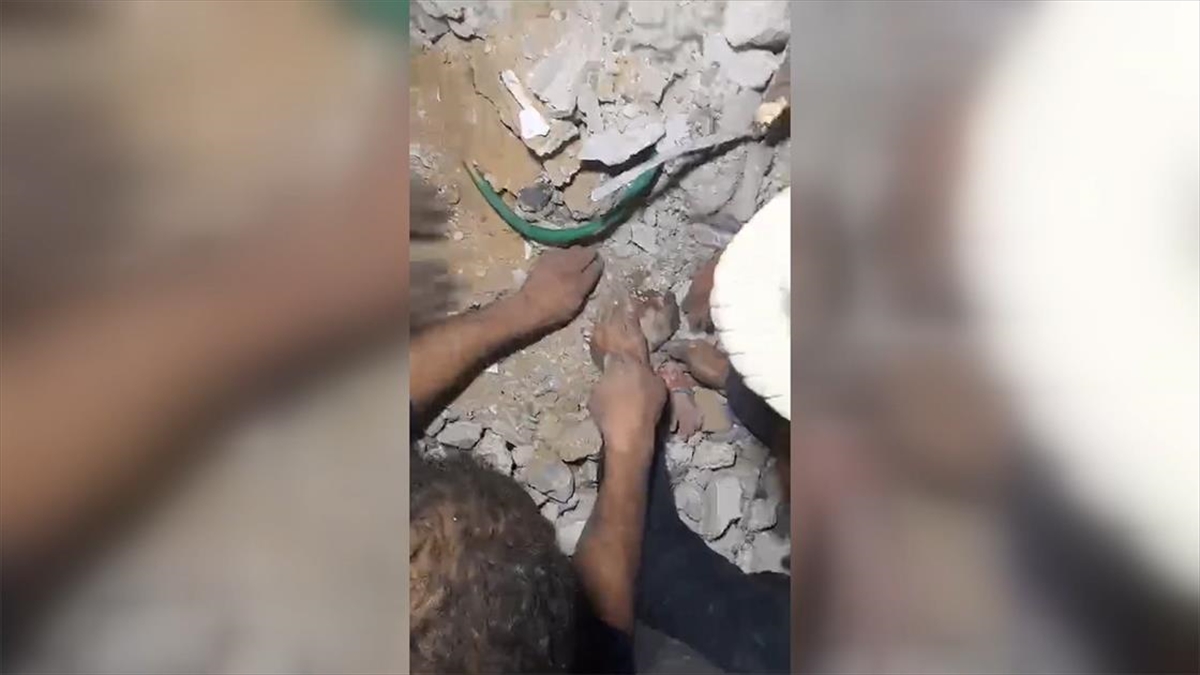 İsrail’in Gazze Şeridi’nde Vurduğu Bir Evin Enkazından Bir Bebek Sağ Olarak Çıkarıldı
