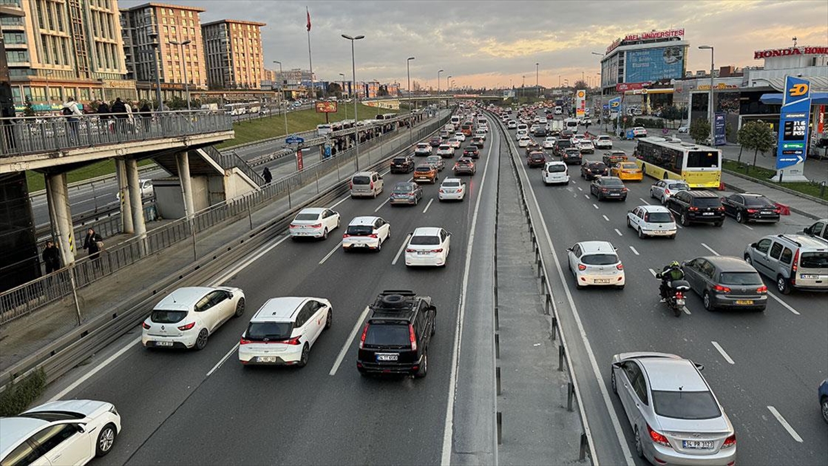 İstanbul'da Yeni Yılın İlk Mesai Gününde Trafik Yoğunluğu