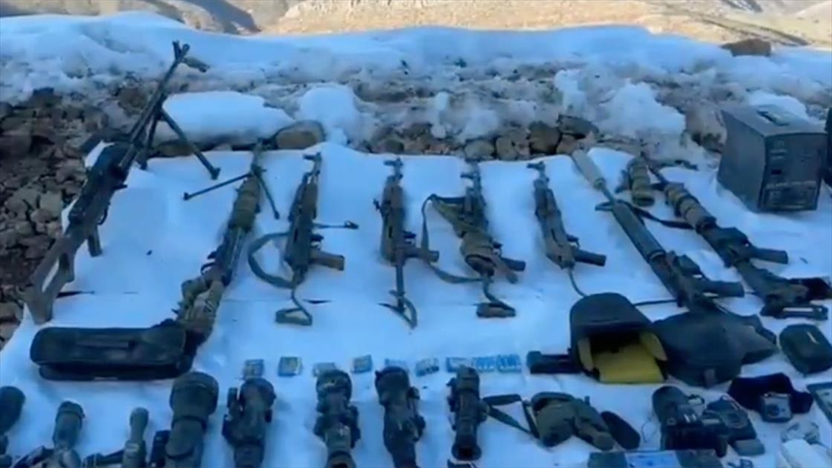 Pençe-kilit Operasyonu Bölgesinde Teröristlere Ait Silahlar Ve Mühimmat Ele Geçirildi