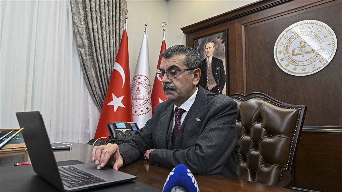 Milli Eğitim Bakanı Tekin Oylamada "içimdeki Çocuk" Fotoğrafını Seçti