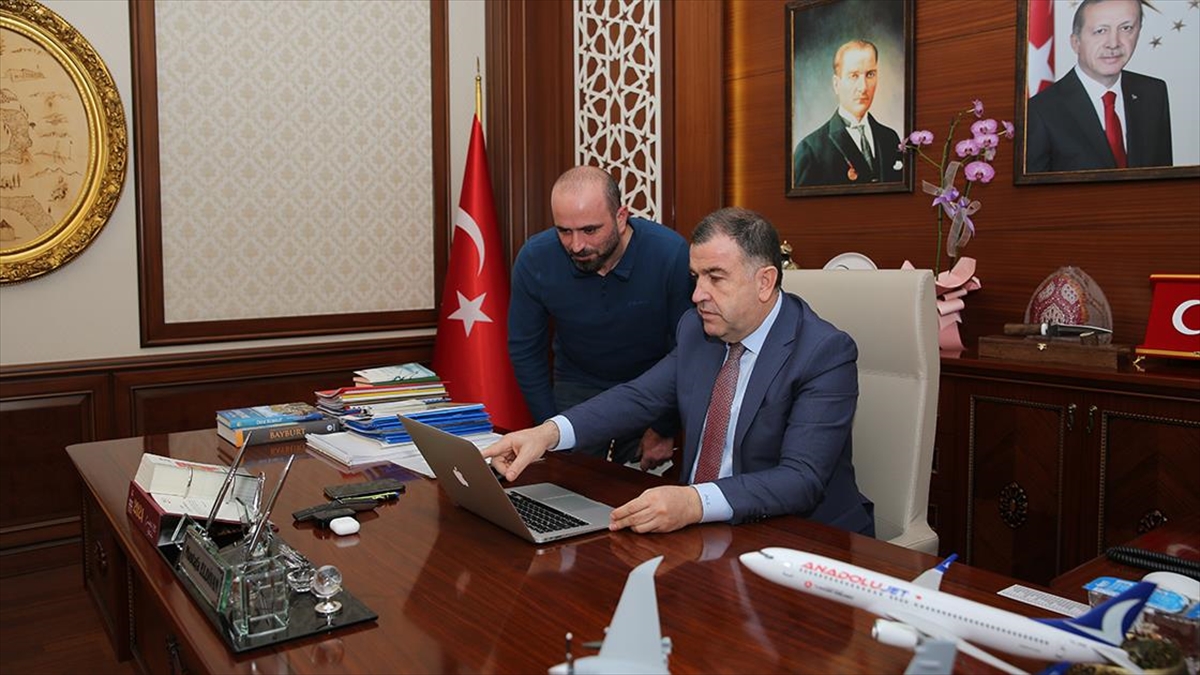 Bayburt Valisi Mustafa Eldivan'ın "yılın Kareleri" Tercihi "kurtarıcı" Oldu