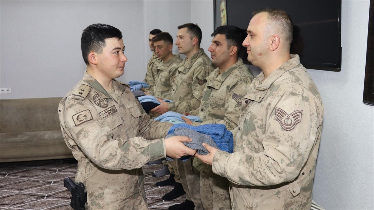 Gurbetçi Meryem Bayram'ın Ördüğü Çorap Ve Atkılar Hakkari'de Jandarma Personeline Dağıtıldı