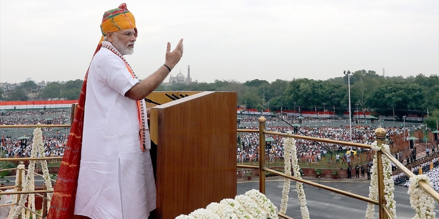 Modi'den Bağımsızlık Gününde Keşmir Savunması