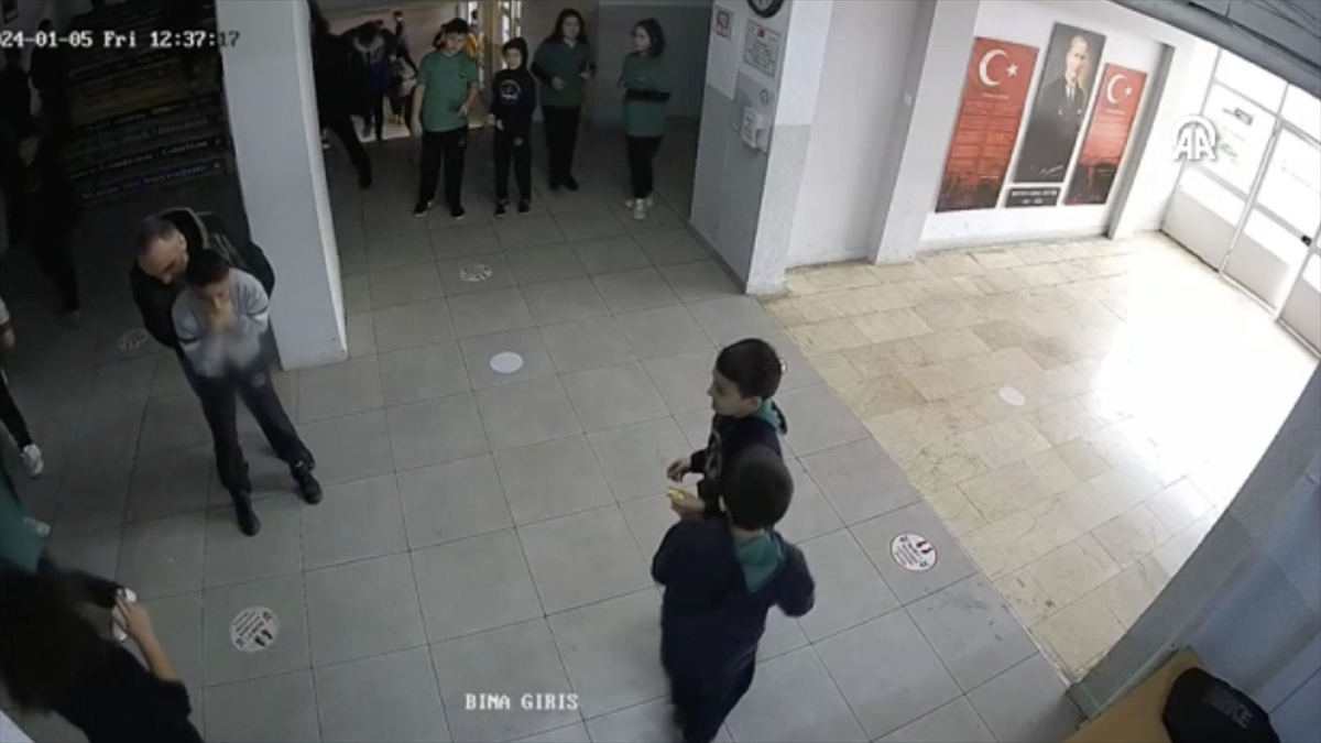 Ordu'da Boğazına Yiyecek Kaçan Öğrenciyi Öğretmeni Heimlich Manevrasıyla Kurtardı