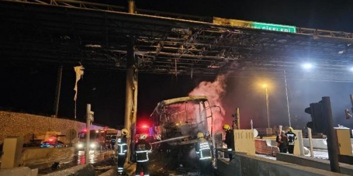 Yolcu otobüsü gişeye çarptı, alev aldı