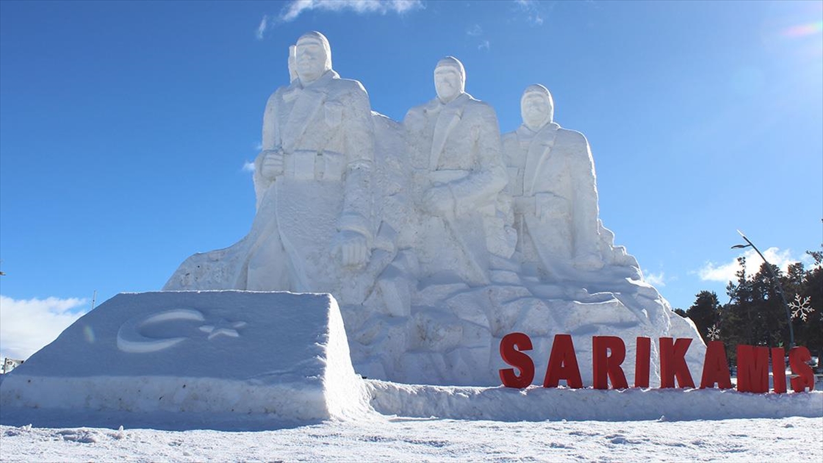 "sarıkamış Şehitleri" Anısına Yapılan Kardan Heykeller, Ziyaretçilerine Duygusal Anlar Yaşatıyor