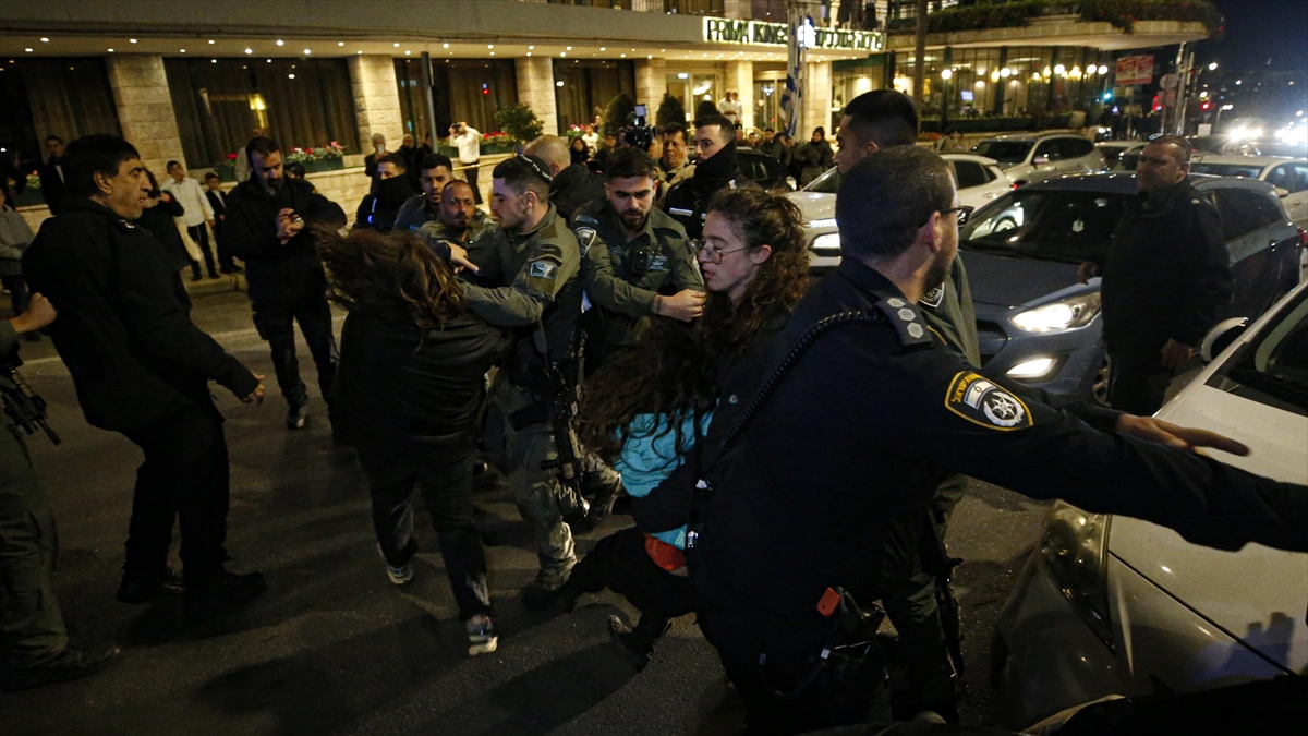 İsrail Polisi Savaş Karşıtı Yahudilerin Gösterilerine Müdahale Etti