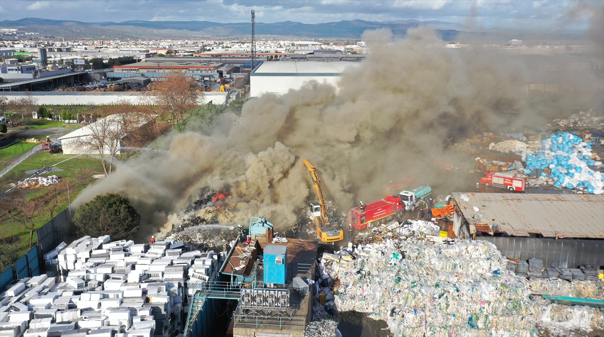 Manisa'da Geri Dönüşüm Tesisinde Çıkan Yangın Söndürüldü
