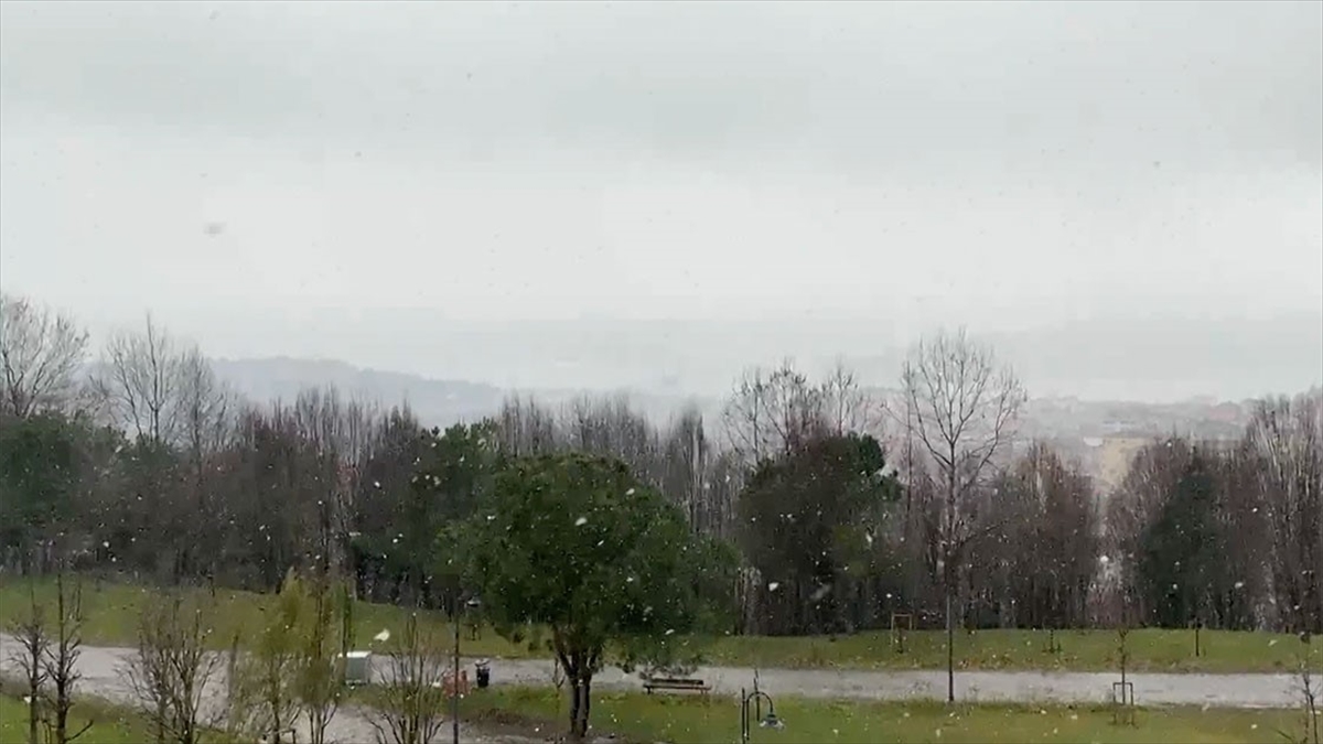 İstanbul'un Bazı İlçelerinde Karla Karışık Yağmur Etkili Oluyor