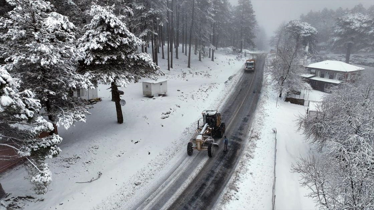 Kazdağları'nın Yüksek Kesimlerinde Kar Yağışı Etkili Oluyor