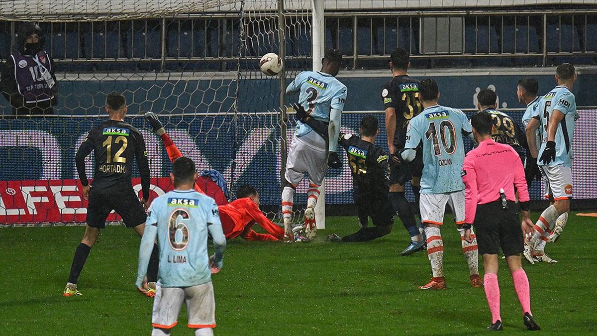 Başakşehir 3 Puanı 3 Golle Aldı