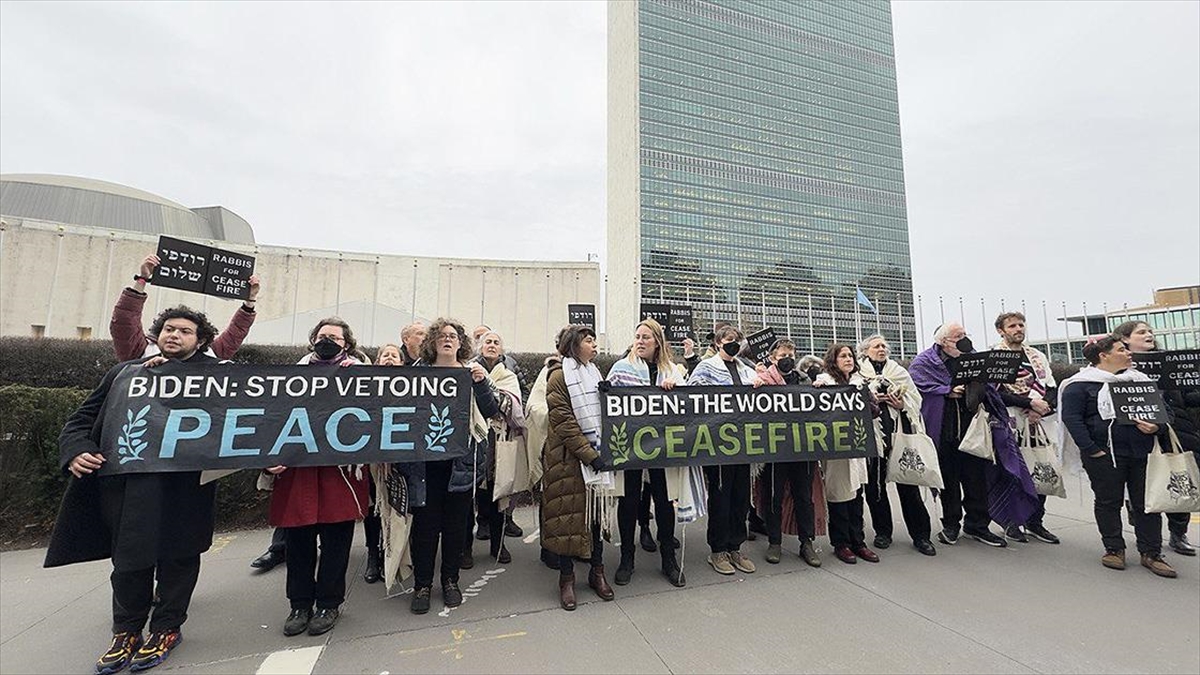 Barış Yanlısı Bir Grup Haham, Bmgk Salonunda "gazze'de Ateşkes" İçin Eylem Yaptı