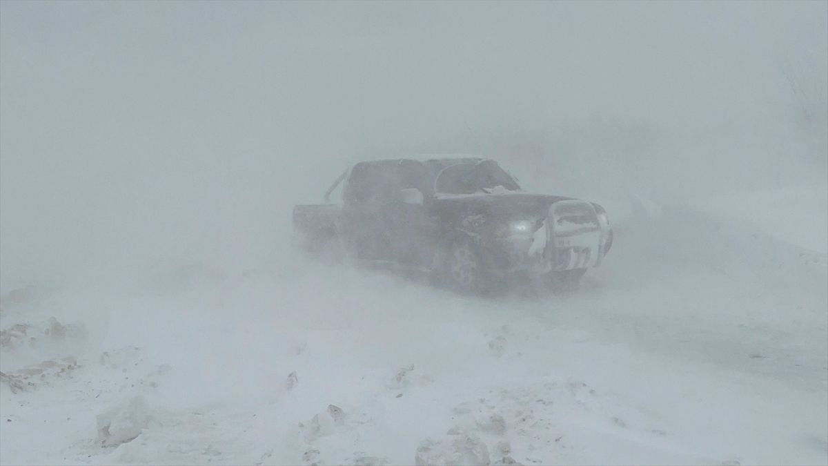 Marmara Adası'nda Kar Fırtınasında Mahsur Kalan Araçlar Kurtarıldı