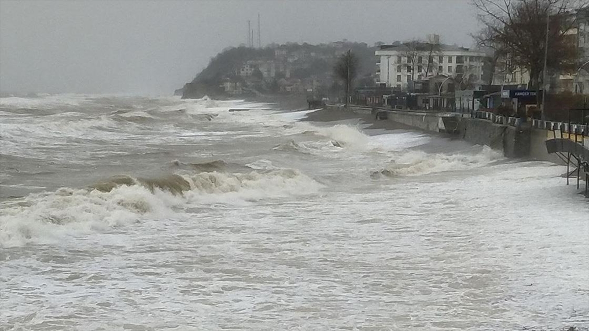 Düzce'de Kuvvetli Rüzgar Ve Sağanak Etkili Oldu