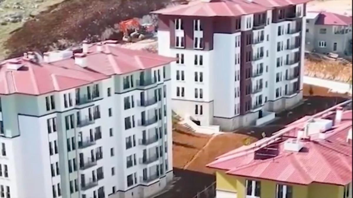 Bakan Özhaseki Yapımı Süren Afet Konutlarına İlişkin Video Paylaştı