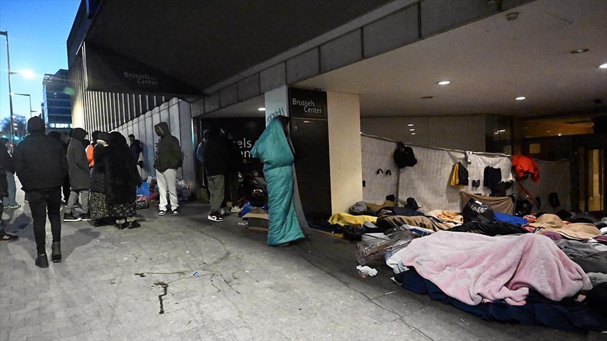 Belçika'da Sığınmacılar Dondurucu Havada Sokaklarda Kalmaya Devam Ediyor