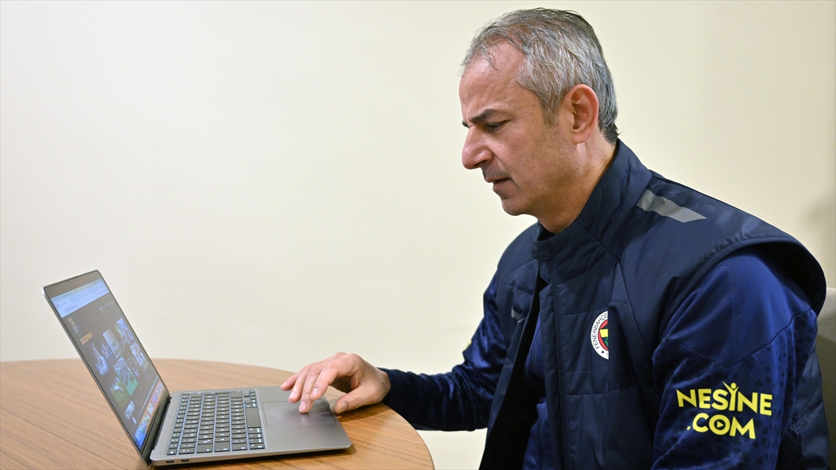 Fenerbahçe Teknik Direktörü Kartal'ın "yılın Kareleri" Oylamasındaki Tercihi "sahada İsyan"