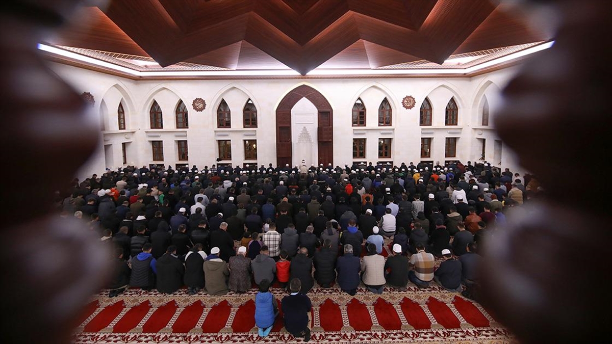 Regaip Kandili Dualarla İdrak Edildi