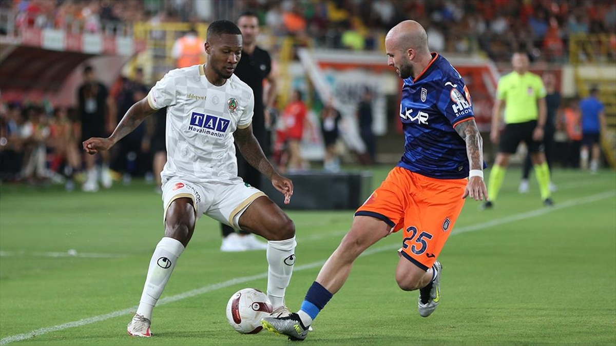 Başakşehir, Süper Lig'de Yarın Alanyaspor İle Karşı Karşıya Gelecek